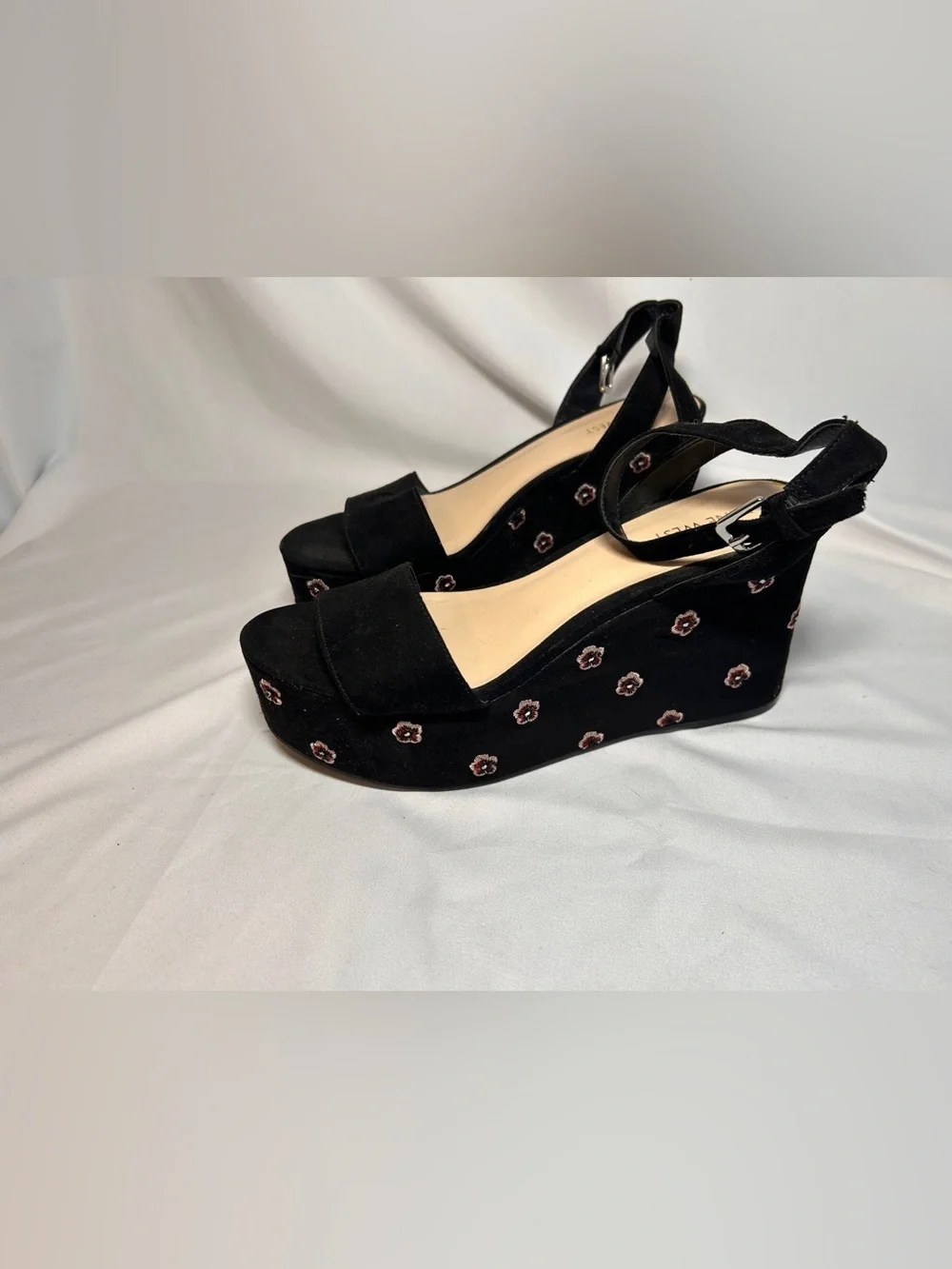 Nine West Size 7.5M Black Floral Embroidered Platform Wedge Sandals Ankle Strap